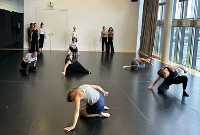 Die Tanzgruppe beim Proben im Tanzstudio.