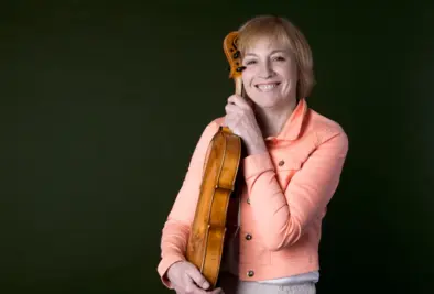 Portraitfoto von JSO Dozentin Gertrude Rossbacher