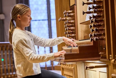 ein Mädchen spielt an der Orgel