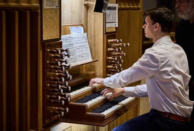 ein Mann spielt an der Orgel