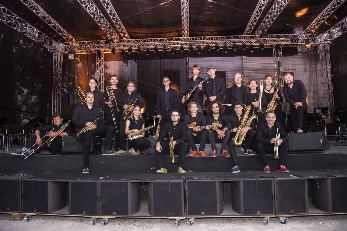 Gruppenfoto des Jugendjazzorchesters auf einer Bühne.  