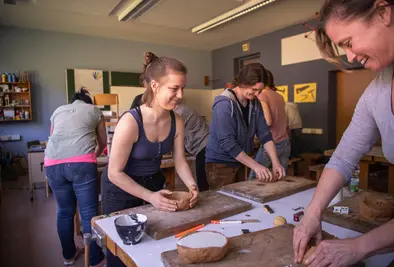 Teilnehmende formen Schüsseln aus Ton.