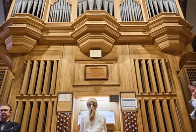 ein Mädchen spielt an der Orgel