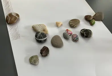 Mehrere bemalte Steine.