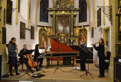 Menschen musizieren in einer Kirche