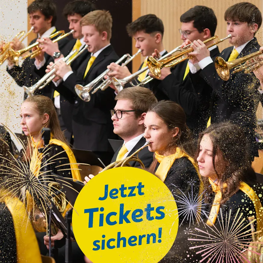 Mehrere Jungen spielen Trompete.