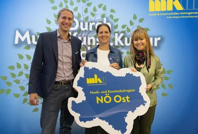 Regionssprecherin Alexandra Schoppelt (Mitte, Gemeindeverband der Musik- und Kunstschule Gumpoldskirchen-Pfaffstätten-Alland) mit ihren Stellvertretenden Serafia Myriknopoulou (re, Musik- und Kunstschule Römerland-Carnuntum) und Clemens Schmidt (li, Beethoven Musikschule der Stadtgemeinde Mödling)