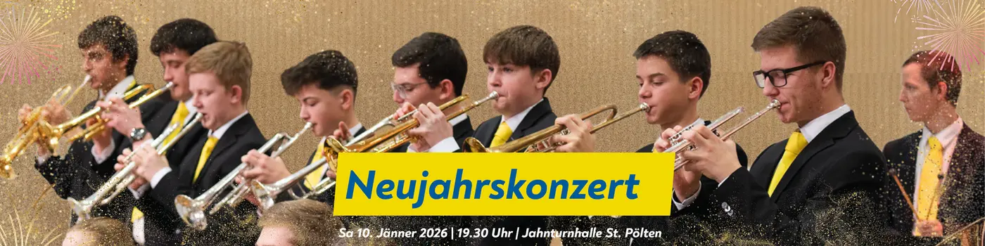 Junge Musiker spielen ihre Trompeten