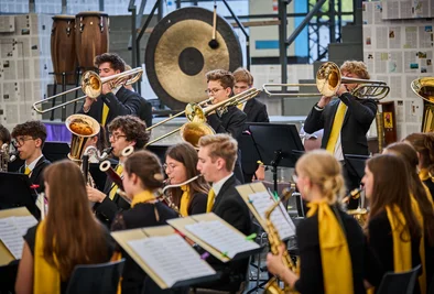 Orchester sitzt auf der Bühne in Melk