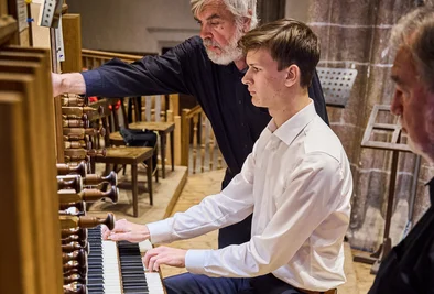 ein Mann spielt an der Orgel