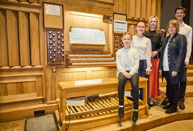 alle Mitwirkenden des Konzertes stehen neben der Orgel