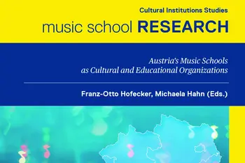 Buchcover mit gelbem oberen Bereich und dunkelblauem Mittelstreifen. Der Titel lautet: „Cultural Institutions Studies – music school RESEARCH“. Der Untertitel im blauen Bereich lautet: „Austria’s Music Schools as Cultural and Educational Organizations“. Darunter stehen die Herausgeber: „Franz-Otto Hofecker, Michaela Hahn (Eds.)“. Im unteren Teil befindet sich eine stilisierte, hellblaue Karte von Österreich vor einem unscharfen, türkisfarbenen Hintergrund mit leuchtenden Notensymbolen. Rechts ist ein gelber Randstreifen sichtbar.