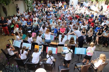 Die größte Bläserklasse des Bezirks musizierte in Poysdorf
