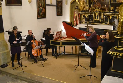 Menschen musizieren in einer Kirche