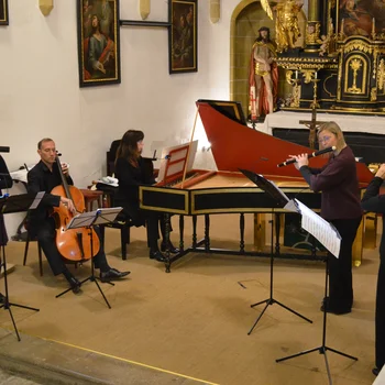 Menschen musizieren in einer Kirche