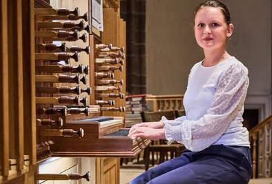 ein Mädchen spielt an der Orgel