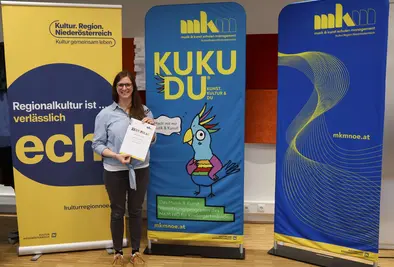 Teilnehmende Person mit Zertifikat.