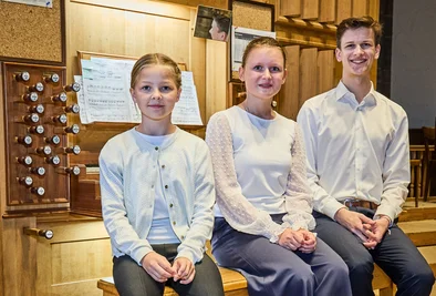 3 Musiker sitzen an der Orgel
