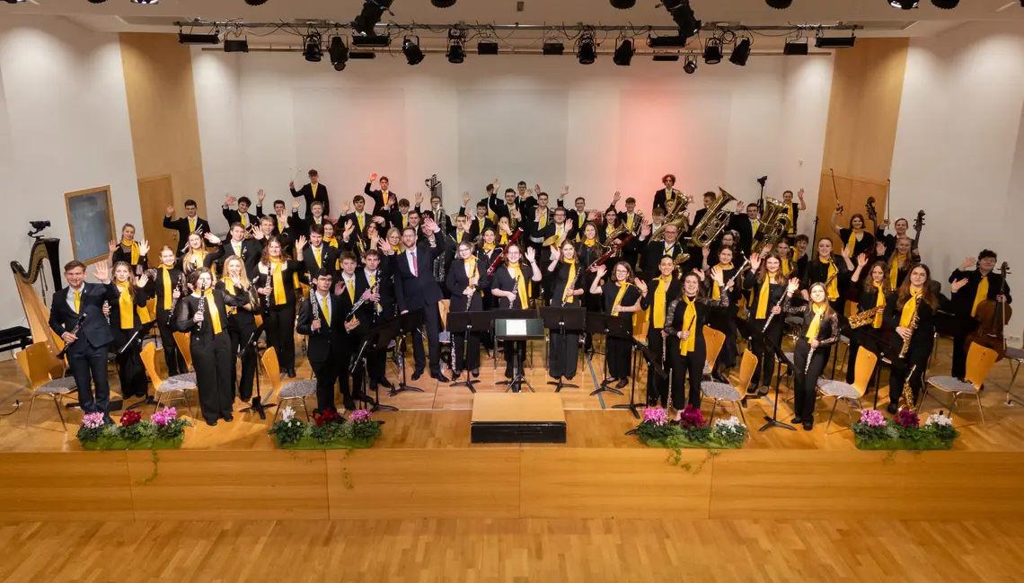 Gruppenfoto der JBP auf einer Bühne.  
