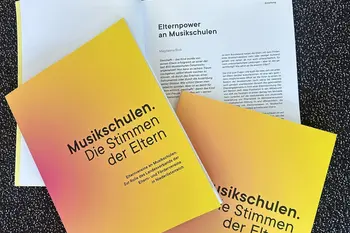 Ein aufgeschlagenes Buch, darauf liegen zwei orange-gelbliche Exemplare des gleichen Buches mit dem Titel „Musikschulen. Die Stimme der Eltern“. Alle Bücher sind identisch.