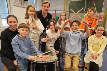 Trommeln zu Rhythmen rund um die Welt