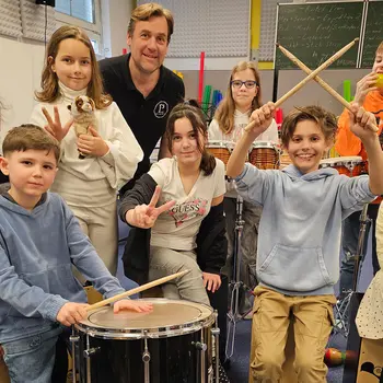 Trommeln zu Rhythmen rund um die Welt