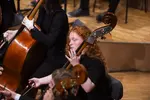 Nahaufnahme einer Kontrabass Spielerin.