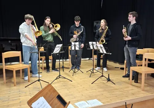 Musiker beim Proben in einem Zimmer