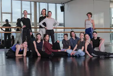 Gruppenfoto der Jugendtanzcompagnie im Tanzstudio.