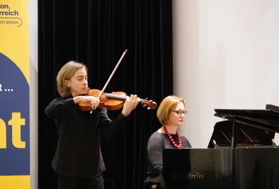 Musiker mit Violine auf der Bühne