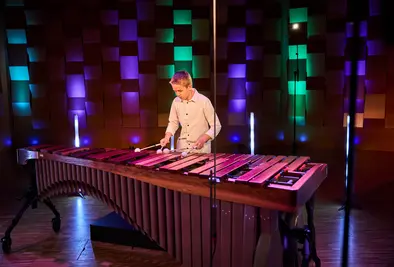 Ein Junge spielt auf einer Bühne Marimba.