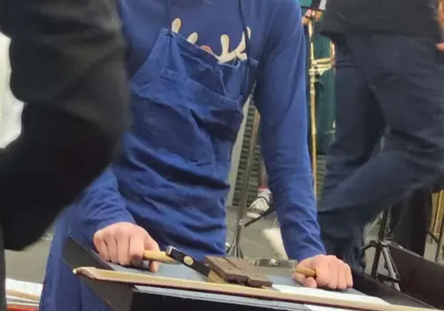 Eine Person lächelt in die Kamera.