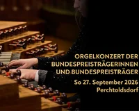 Hände spielen auf einer Orgel im Stift Melk