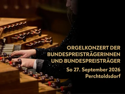Hände spielen auf einer Orgel im Stift Melk