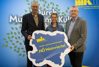 Regionssprecher Norbert Suchy (re, Musik- und Kunstschulverband Marchfeld), mit seinen Stellvertretenden Petra Löw (Mitte, Musikschule Mistelbach-Poysdorf) und Gerhard Forman (li., Gemeindeverband der Musikschule Retzer Land)