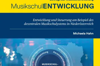 Buchcover mit gelbem oberen Bereich und dunkelblauem Mittelstreifen. Der Titel lautet: „Beiträge zur Musikschulforschung – MusikschulENTWICKLUNG“. Der Untertitel im blauen Bereich lautet: „Entwicklung und Steuerung am Beispiel des dezentralen Musikschulsystems in Niederösterreich“. Rechts steht der Name „Michaela Hahn“, oben rechts „Band 03“. Der untere Teil zeigt eine stilisierte Karte von Niederösterreich vor unscharfem blauem Hintergrund. Darauf liegt ein grafisches Kreismodell mit den Begriffen Organisationsmanagement, Organisationsentwicklung, Unterrichtsentwicklung, Unterrichtsmanagement, Personalentwicklung und Personalmanagement, um einen zentralen Kreis mit dem Begriff „Musikschulentwicklung“. Rechts befindet sich ein gelber Randstreifen.
