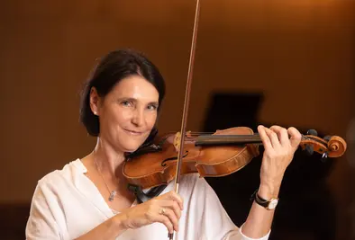 Portraitfoto von JSO Dozentin Burgi Neubauer