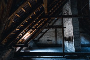 Jugendliche der Fotoakademie St. Pölten fotografieren zu  „Spuren des Lebens in den Eisenbahner Höfen“ 