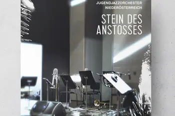 CD-Hülle mit einem Foto eines leeren Proberaums mit Instrumenten und Notenständern. Oben rechts steht der Text: „Jugendjazzorchester Niederösterreich – Stein des Anstoßes“.