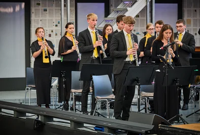 Orchester sitzt auf der Bühne in Melk