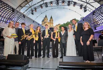 Gruppenfoto nach dem Auftritt auf der Bühne in Melk