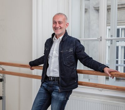 Nikolaus Selimov ©Stephan Doleschal Körperliche Präsenz im Unterricht und auf der Bühne