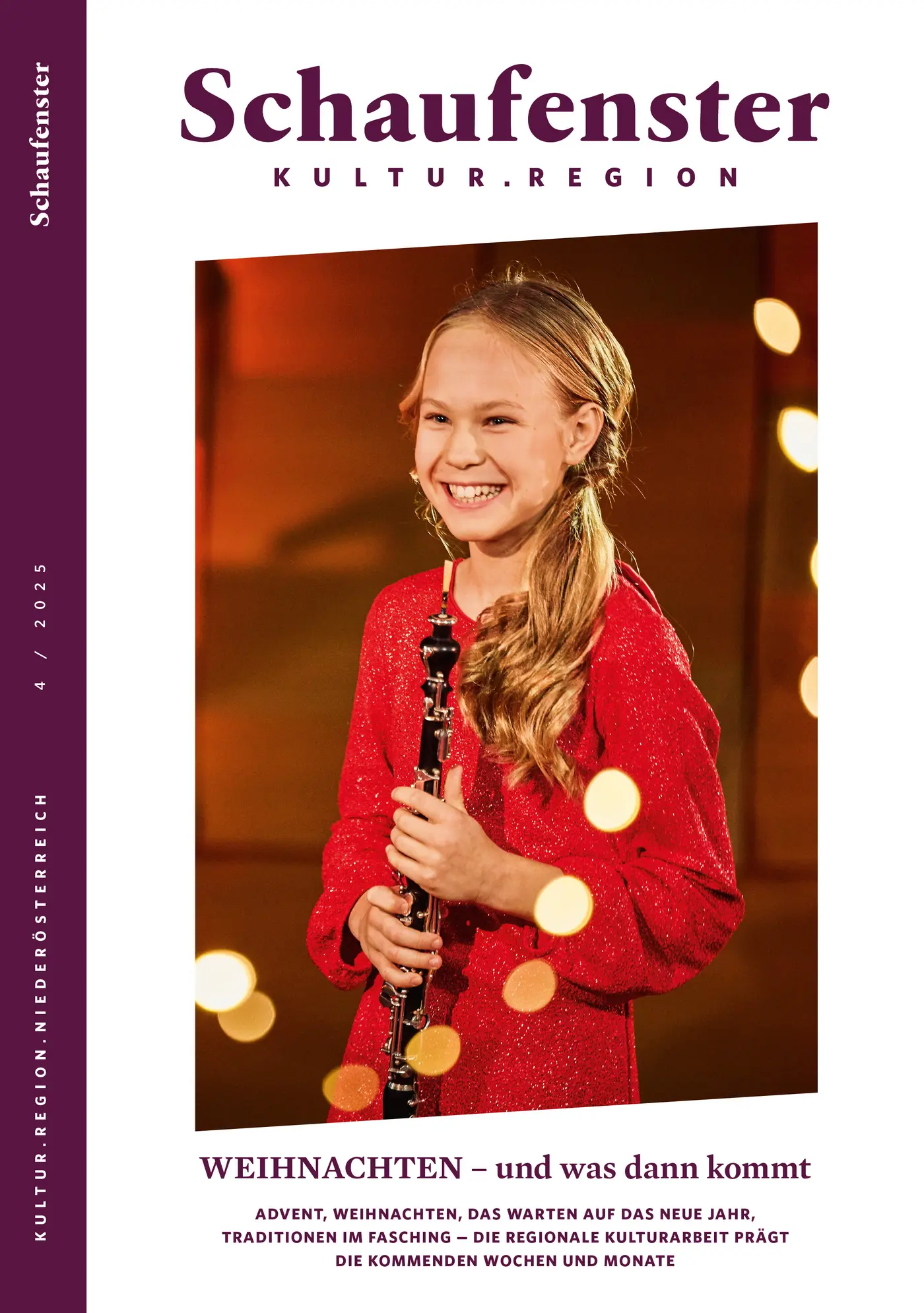 Cover des Magazins „Schaufenster Kultur.Region“, Ausgabe 4/2025. Ein Mädchen in rotem Kleid hält eine Klarinette und lächelt. Hauptthema: „Weihnachten – und was dann kommt“.