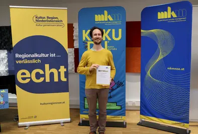 Teilnehmende Person mit Zertifikat.