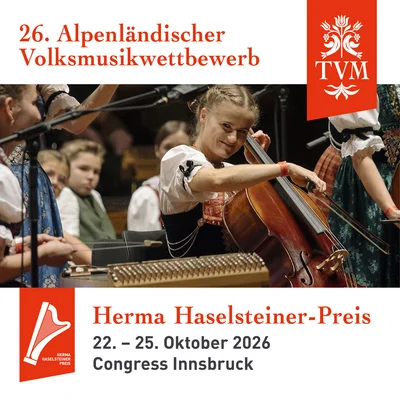 Musikerin spielt Cello im Dirndl auf einer Bühne