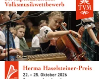 Musikerin spielt Cello im Dirndl auf einer Bühne
