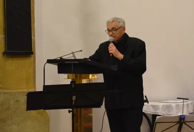 Menschen musizieren in einer Kirche
