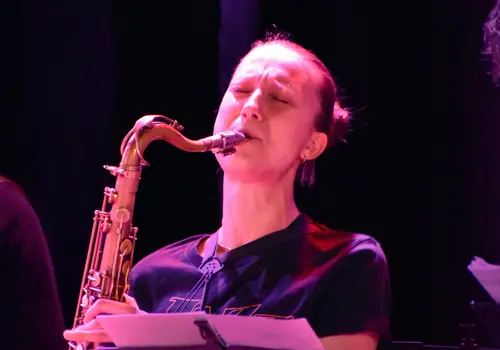 Jazz-Musiker im dunklen Saal auf einer Bühne