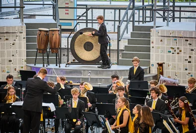 Orchester sitzt auf der Bühne in Melk