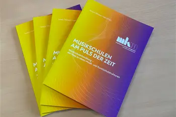 Vier Bücher mit dem Titel „Musikschulen am Puls der Zeit“ in einem gelb-lila Farbverlauf, aufgefächert auf einem Tisch liegend.